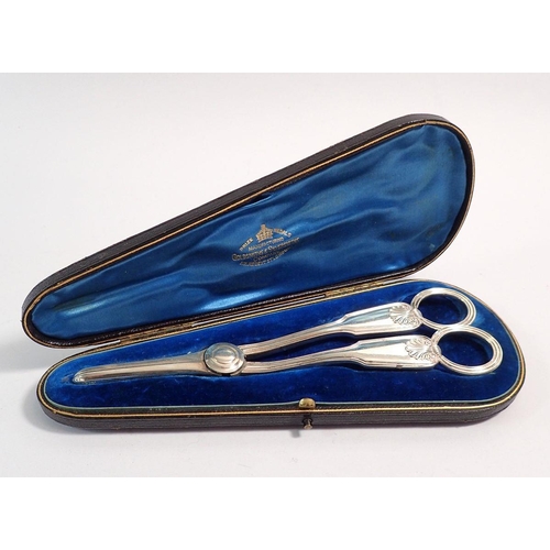 222 - A pair of Victorian silver grape scissors - cased, London 1893 Goldsmiths & Silversmiths Co, 117g