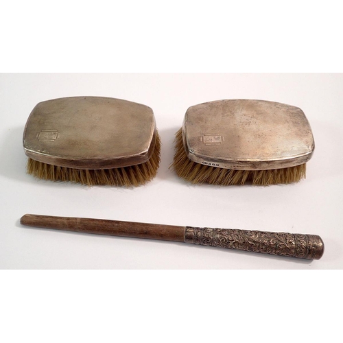 264 - A pair of silver gentlemen's brushes and a silver parasol handle a/f