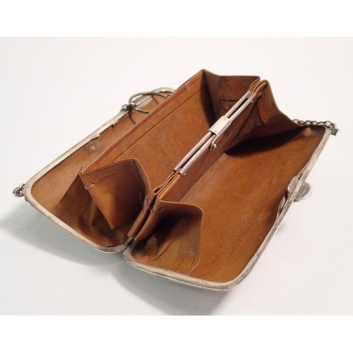 279 - A silver purse with leather interior by D.Bros Birmingham 1915, 87g