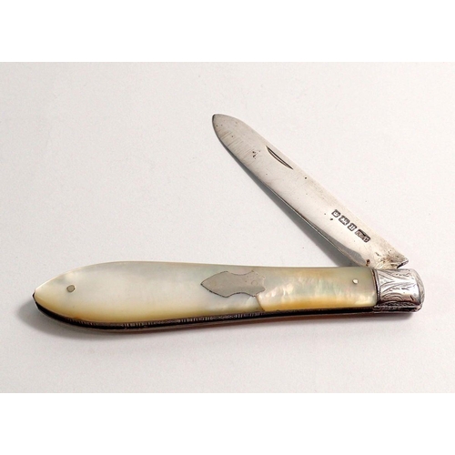 280 - A silver and mother of pearl folding fruit knife, Sheffield 1912, 8.5cm