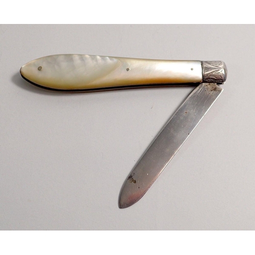 280 - A silver and mother of pearl folding fruit knife, Sheffield 1912, 8.5cm