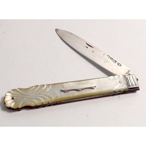 281 - A silver and mother of pearl folding fruit knife, Sheffield 1844, 8cm