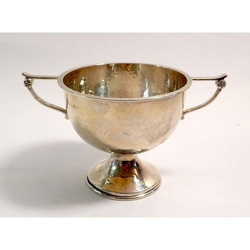 301 - A silver Arts & Crafts hammered two handled bowl by A E Jones, Birmingham 1921, 160g, 10.7cm diamete... 