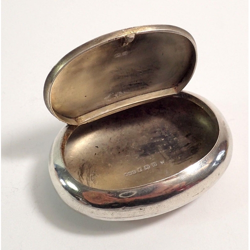 317 - An oval silver pocket snuff box by Wilmot Manufacturing Co. Birmingham 1919, 70g