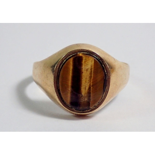 356 - A 9 carat gold tigers eye gentlemen's signet ring, size U, 3g