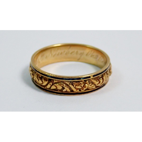 361 - An early 19th century 18 carat gold mourning ring with embossed decoration flanked by black enamel e... 