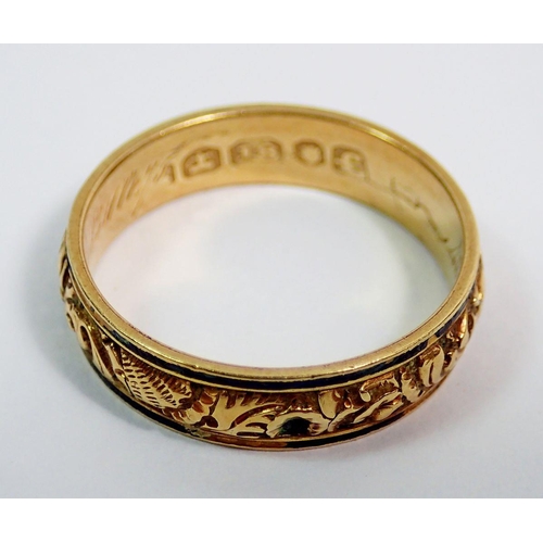 361 - An early 19th century 18 carat gold mourning ring with embossed decoration flanked by black enamel e... 