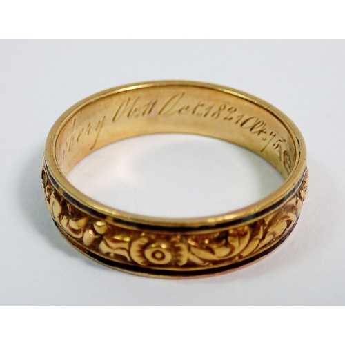 361 - An early 19th century 18 carat gold mourning ring with embossed decoration flanked by black enamel e... 