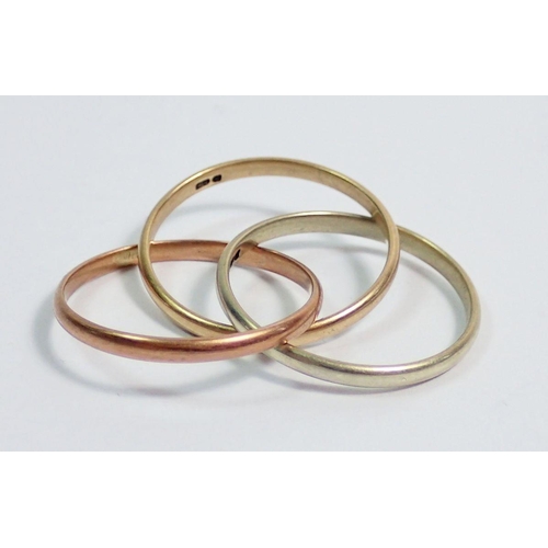 362 - A 9 carat gold three colour interwined triple band ring, size M, 3g