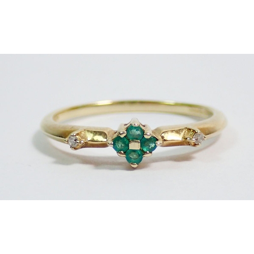 367 - A 9 carat gold ring set two chip diamonds flanking small emerald cluster, size Q to R