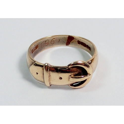 368 - A 9 carat gold buckle ring, size M, 3.1g