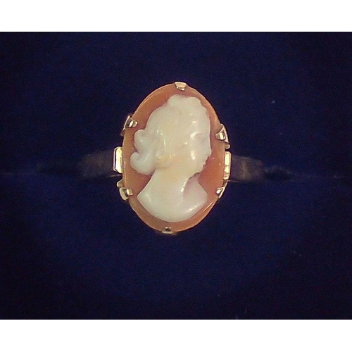 370 - An 18 carat gold oval cameo ring, size N, 3.5g