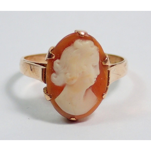 370 - An 18 carat gold oval cameo ring, size N, 3.5g