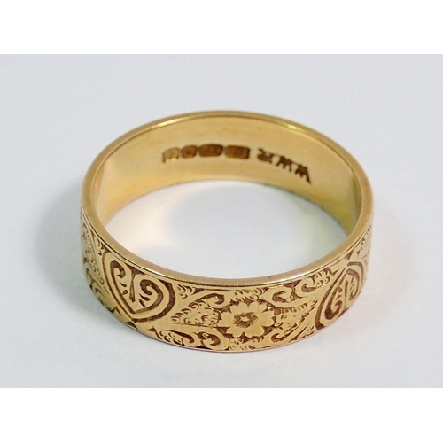 371 - An 18 carat gold wedding band with engraved heart and floral decoration, 4.7g, size O to P