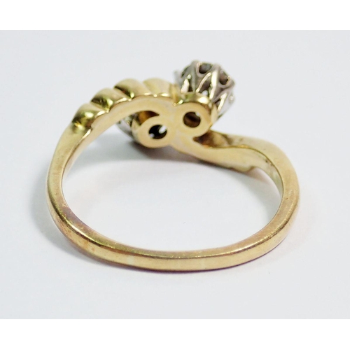 386 - An 18 carat gold illusion set crossover diamond ring, size O, 4.1g