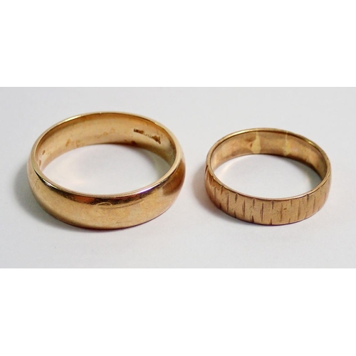 409 - Two 9 carat gold wedding bands, sizes T-U and size L, 9.1g