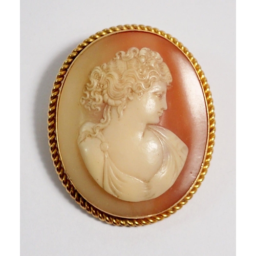 410 - A 9 carat gold mounted oval cameo brooch, 4.2 x 3.4cm, 11.5g