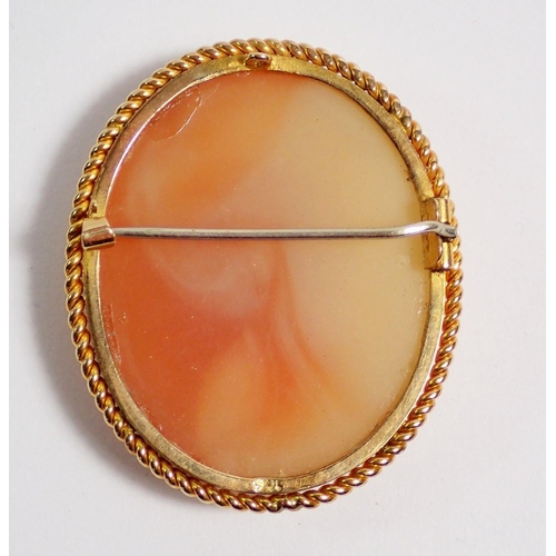 410 - A 9 carat gold mounted oval cameo brooch, 4.2 x 3.4cm, 11.5g