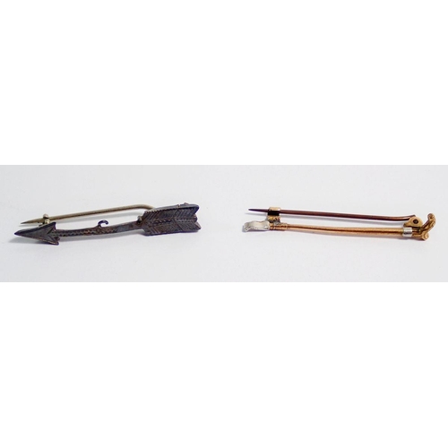 411 - A 9 carat gold riding crop brooch, 2.4g and a silver arrow form brooch