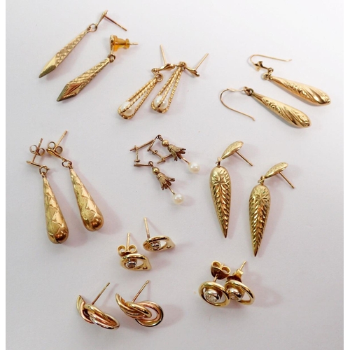 412 - A quantity of yellow metal earrings - unmarked, 13.6g