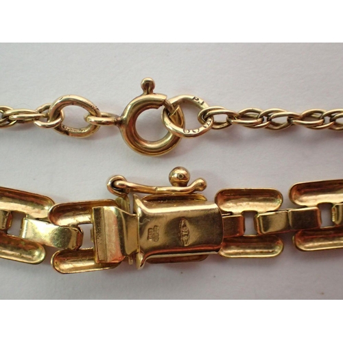 423 - A 9 carat gold flat link necklace and a 9ct gold bar and a chain necklace, 44cm long, 16.5g