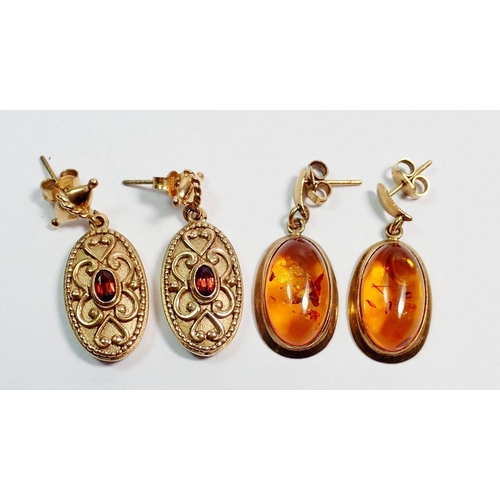 424 - A pair of 9 carat gold and amber earrings and an oval pair set garnets, total weight 13.2g