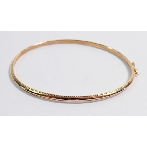 436 - A 9 carat gold bangle, 2.7g