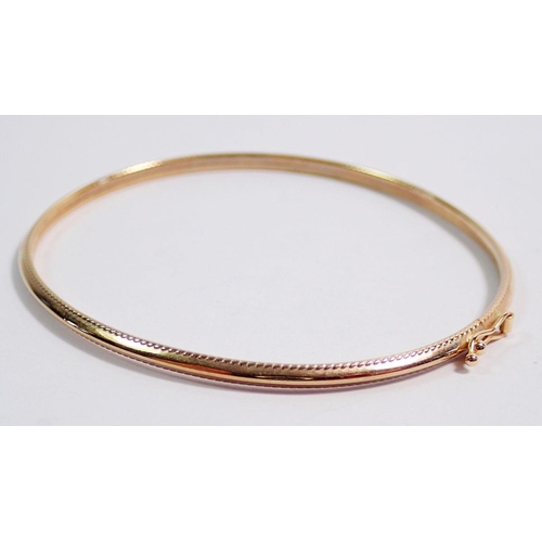 436 - A 9 carat gold bangle, 2.7g