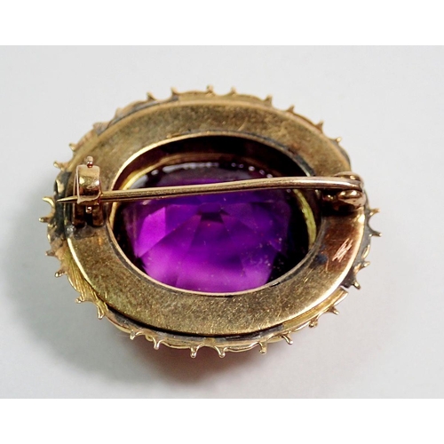 451 - A 9 carat gold oval brooch set purple stone, 2.8 x 2.5cm, 9.3g