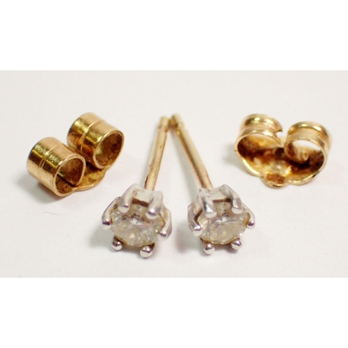 462 - A pair of 9 carat gold diamond stud earrings