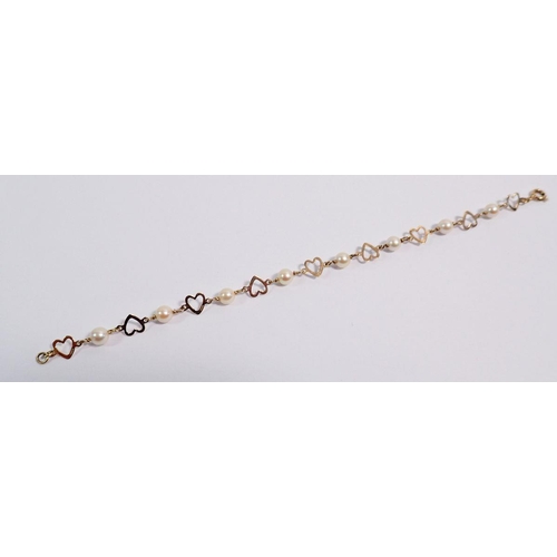 472 - A 9 carat gold heart pearl bracelet, 4g, approx 18cm long