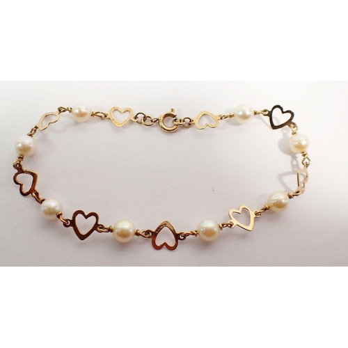 472 - A 9 carat gold heart pearl bracelet, 4g, approx 18cm long