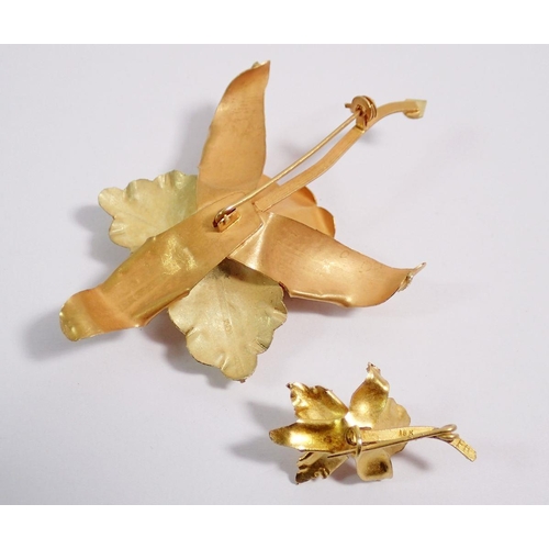 479 - An 18 carat two tone gold orchid brooch, 7.5 x 5cm set pearl and smaller brooch to match, 16g