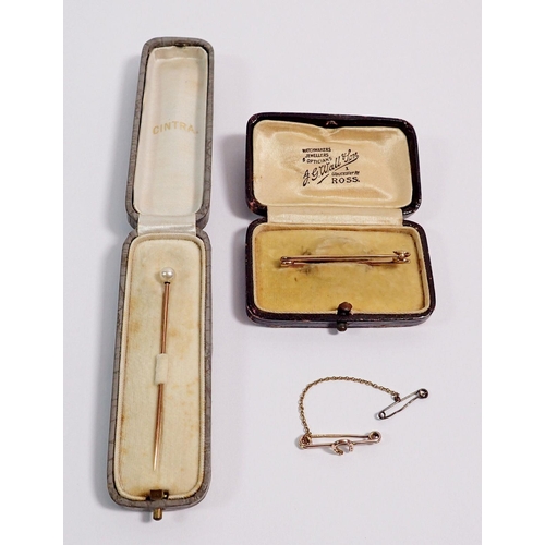 480 - A gold and pearl Cintra stick pin - cased, 1.1g and a 9 carat gold Good Luck horseshoe stick pin, 1g... 