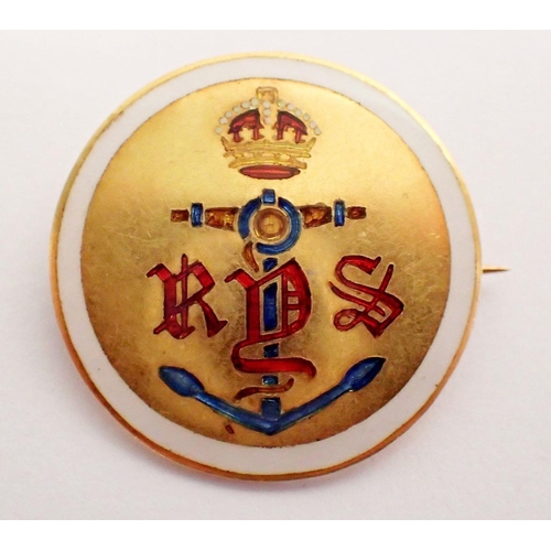 485 - An 18 carat gold Royal Yacht Squadron enamel badge with inscription to back, 2.2cm diameter, total w... 