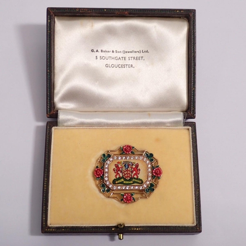 487 - A 9 carat gold Mayors presentation brooch, 4cm wide in original box Baker & Son, Gloucester