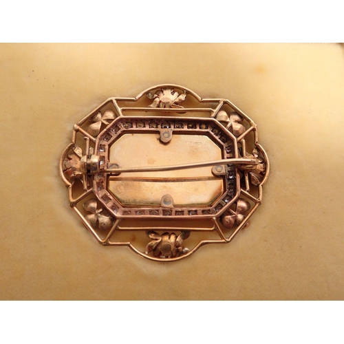 487 - A 9 carat gold Mayors presentation brooch, 4cm wide in original box Baker & Son, Gloucester