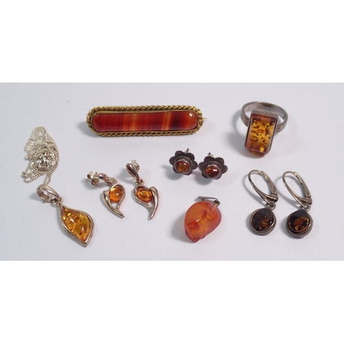 498 - A group of silver and amber jewellery and an agate brooch