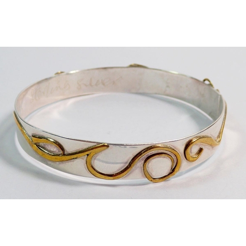 507 - A studio jewellery silver and brass bangle, 17g