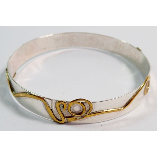 507 - A studio jewellery silver and brass bangle, 17g