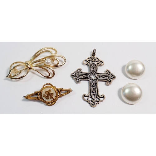 515 - A silver crucifix, 5.5cm and other jewellery