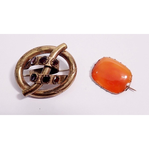 520 - A Victorian pinchbeck brooch set garnets and an agate brooch in yellow metal mount