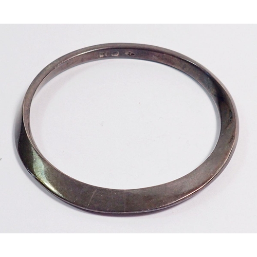 522 - A modern silver bangle by George Watling London 1979, 38g