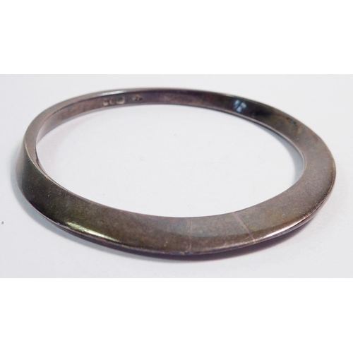 522 - A modern silver bangle by George Watling London 1979, 38g