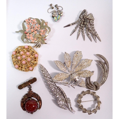 538 - A box of vintage costume jewellery