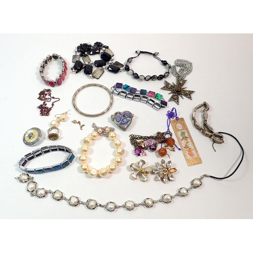 539 - A box of costume jewellery