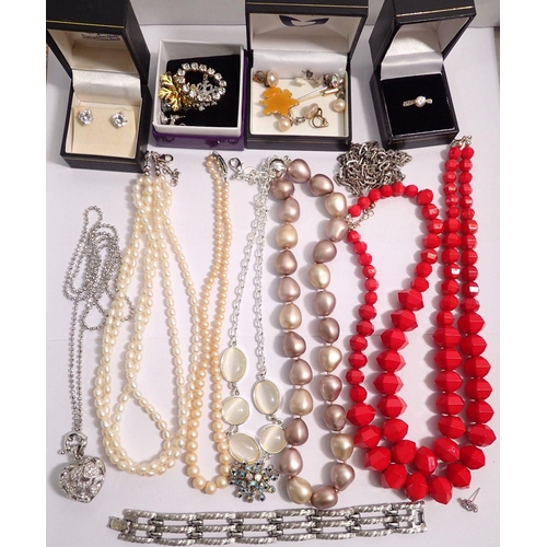 544 - Various costume jewellery