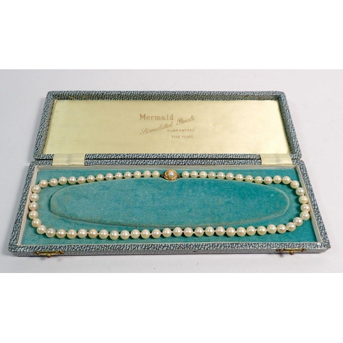 551 - A string of pearls with 9 carat gold clasp, 47.5cm