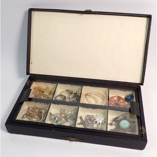 559 - A display case of various vintage costume jewellery including rings, brooches etc