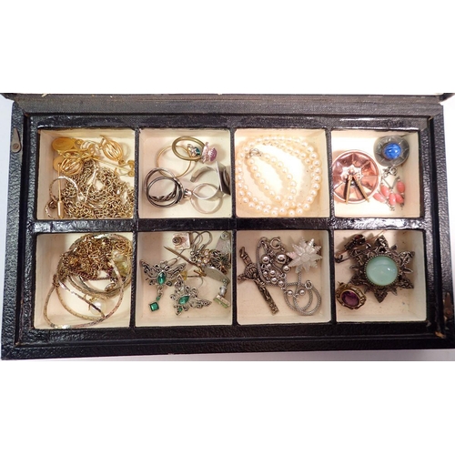 559 - A display case of various vintage costume jewellery including rings, brooches etc